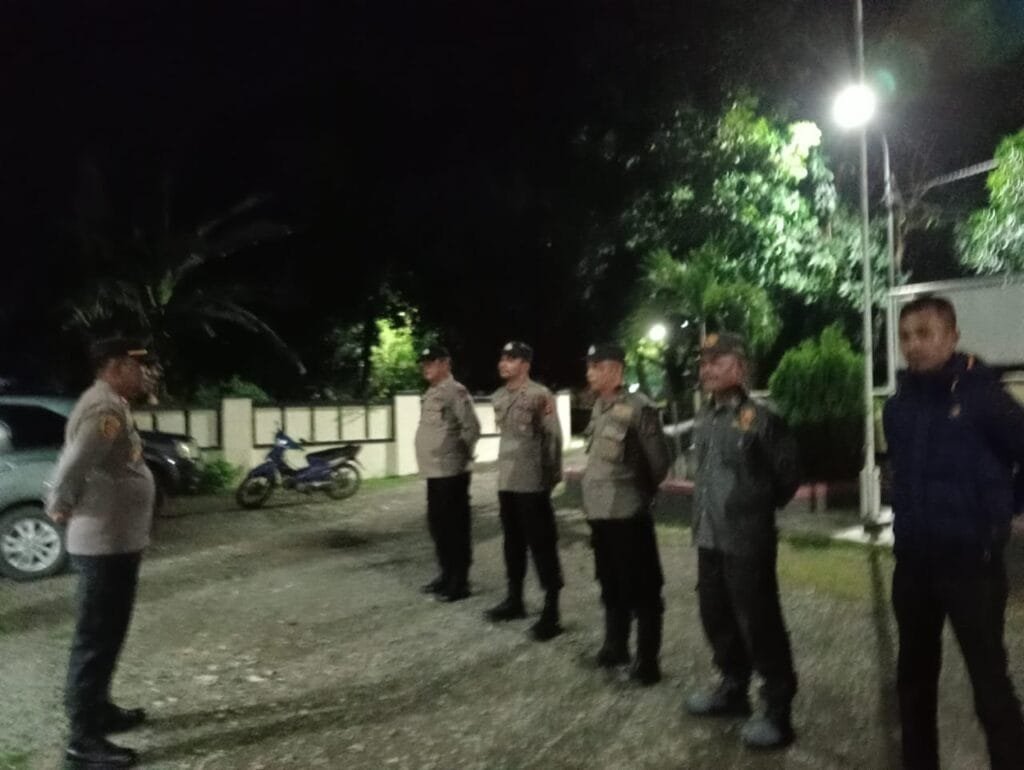 Jelang Patroli Malam Kegiatan Rutin Yang Ditingkatkan, Kapolsek Tegalwaru Pimpin Apel Malam