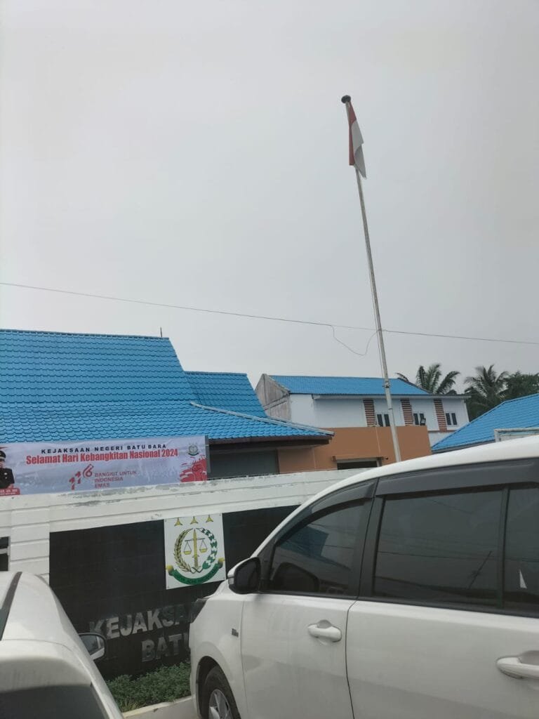 Salut,,,Simbol Negara Bendera Merah Putih Miris Berkibar Kusam dan Robek diareal Kantor Kejari Batubara