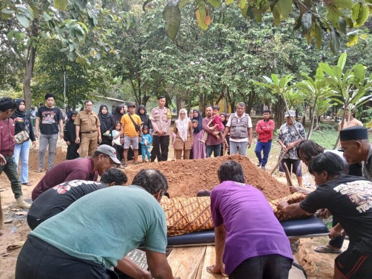 Bhabinkamtibmas Polres Karawang Bersama Kades Hadiri Pemakaman Warganya