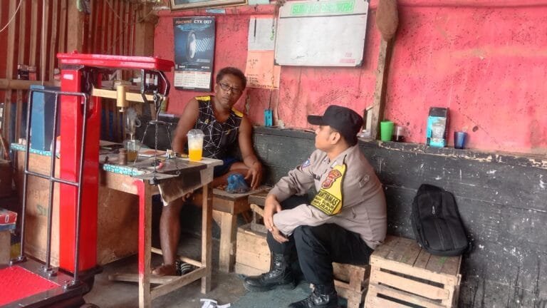 Sambangi Warga Cikuntul, Bripka Hendri Sampaikan Pesan Lamtibmas