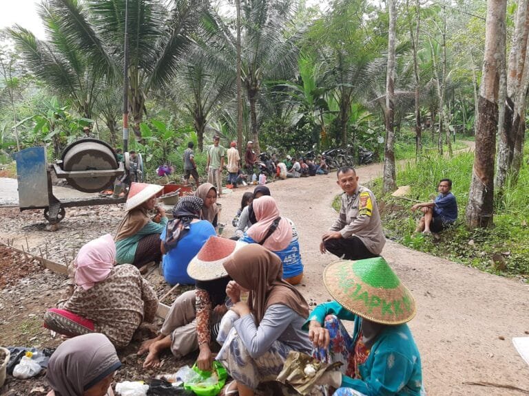 Kabid Humas Polda Jabar : Polisi Kunjungan Silaturahmi kepada Tokoh Adat di Desa Bojong Gedang