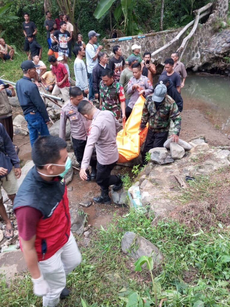 Polsek Cisompet Evakuasi Korban Tenggelam di Kali Cileungsir