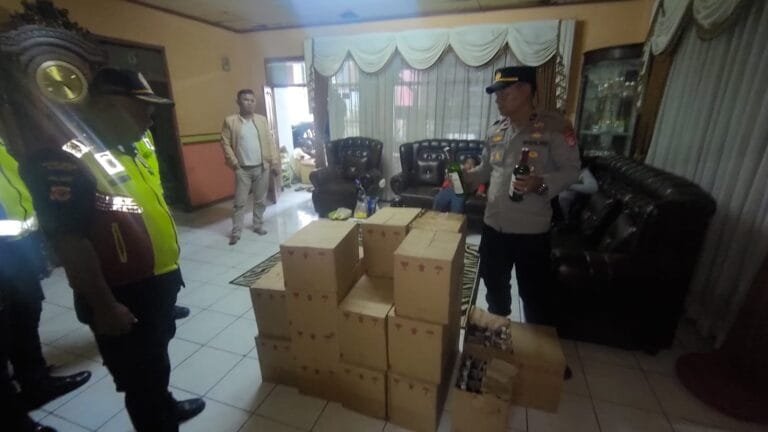 Polsek Cibatu Kembali Sita Ratusan Botol Miras
