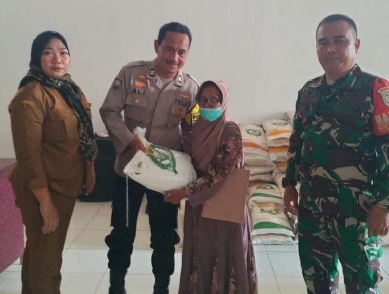 Polres Karawang Bersama TNI Awasi Pembagian Beras Untuk Warga Sirnabaya