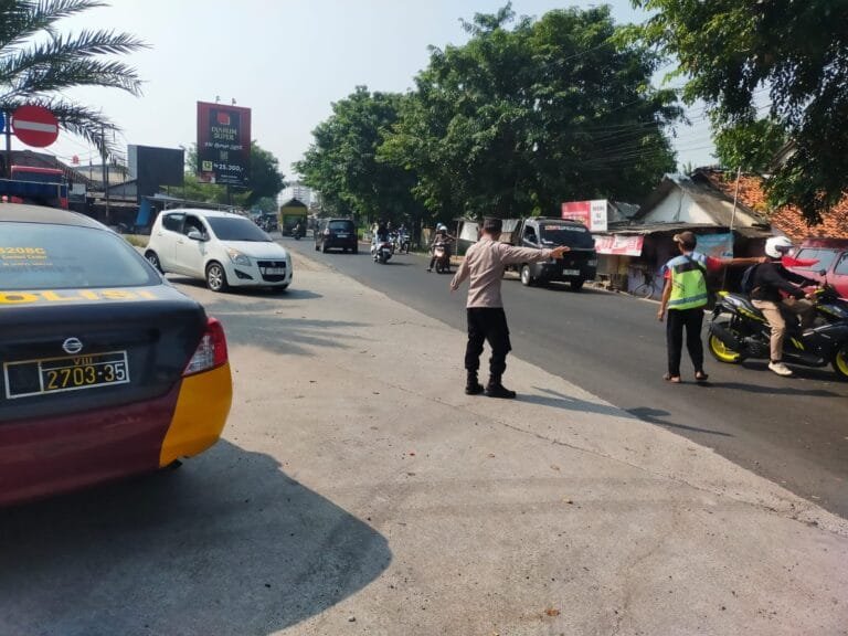 Pastikan Arus Lalu Lintas Lancar, Polsek Rengasdengklok Giatkan Pengaturan La-Lin Sore Hari