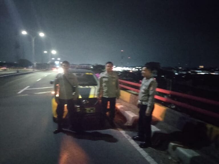 Polsek Cikampek Patroli Dinihari Cegah C3 di Jembatan Layang Cikampek