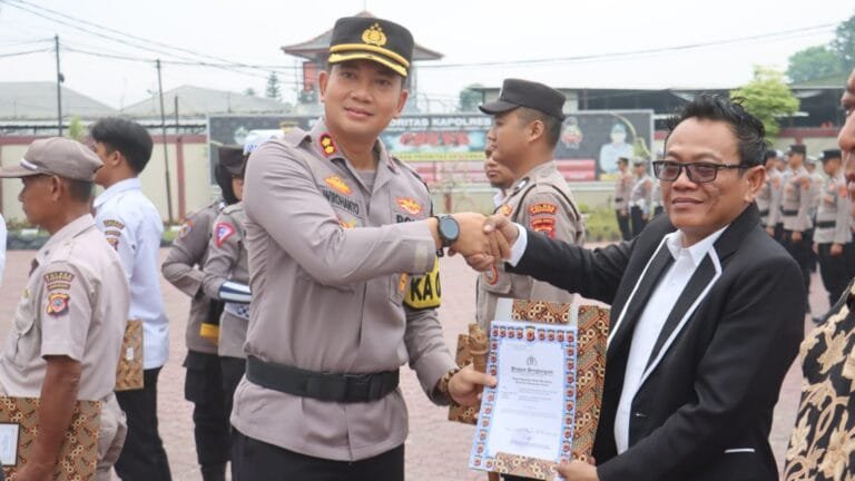 Kapolres Pimpin Apel Pemberian Penghargaan Anggota Dan Masyarakat Yang Berprestasi.