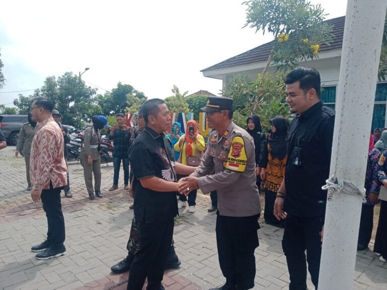 Kapolsek Rengasdengklok Hadiri Kegiatan Operasi Pasar Bersubsidi (OPADI) Yang Berlangsung Di Kec.Kutawakuya