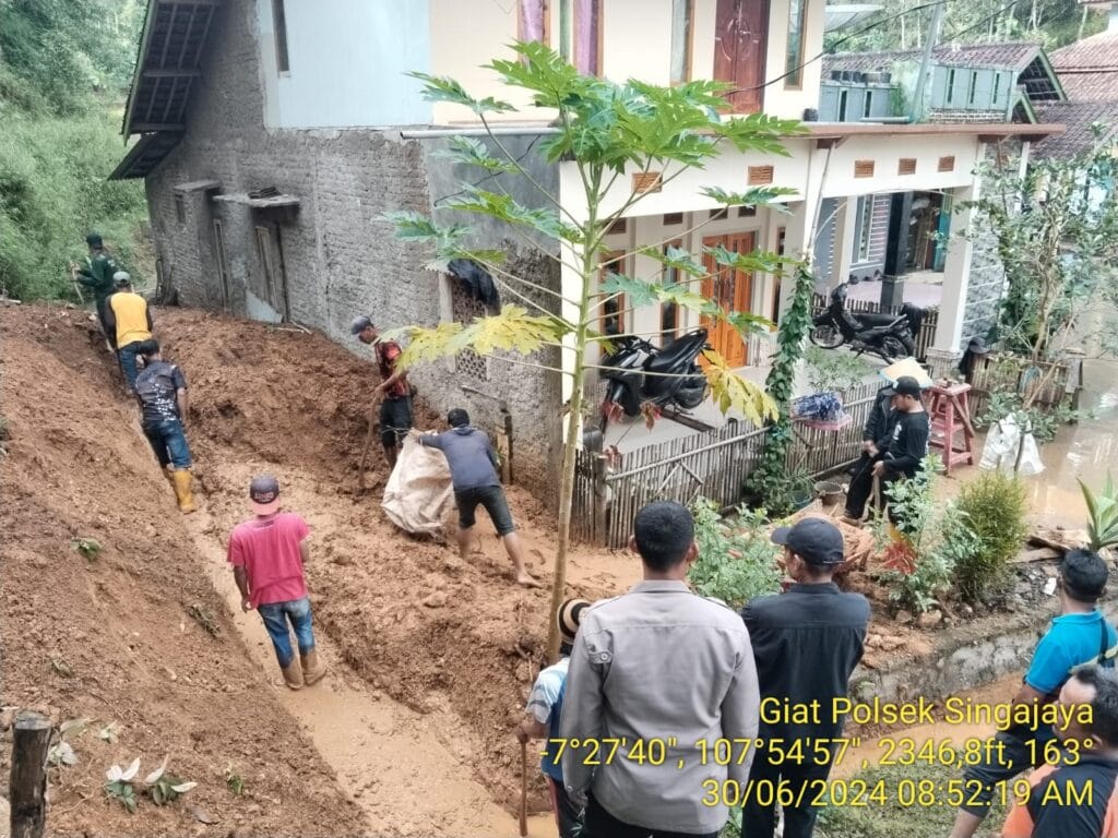 Polsek Singajaya Cek TKP Tanah Longsor 1 IMG 20240630 WA0034