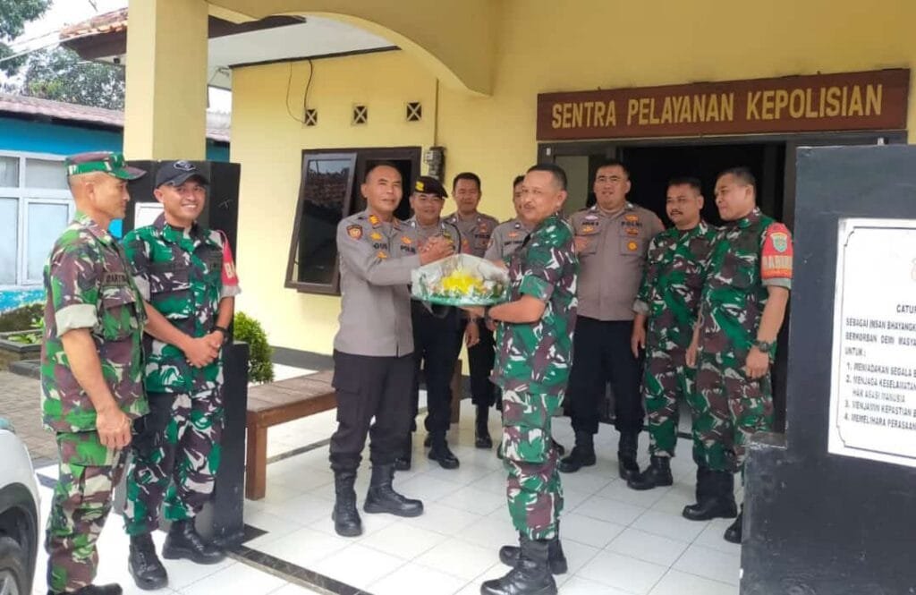 Dalam Rangka HUT Bhayangkara Ke 78, Polsek Kadipaten Mendapatkan Kejutan Dari Koramil 1204/Ciawi.