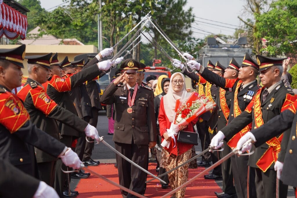 Ucapkan Terima Kasih Kapolres Tasik Kota, Saat Hadiri Pelepasan Personil Polri yang Purnabakti 1 IMG 20240702 WA0031