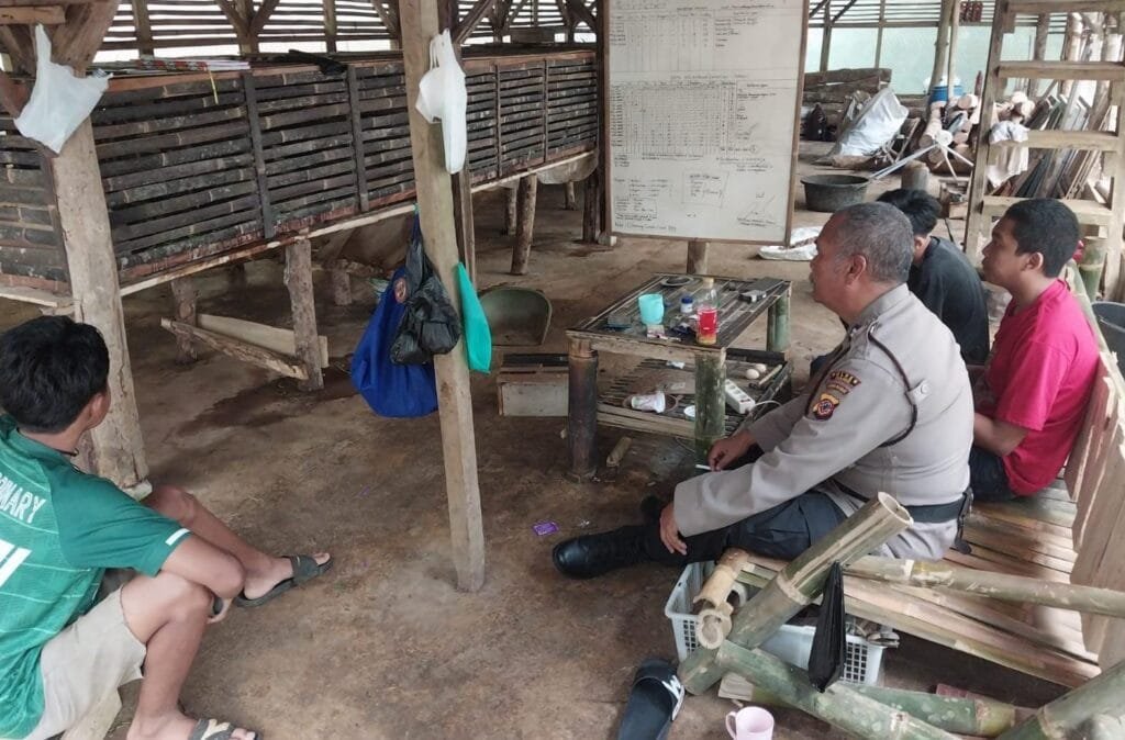 Perkuat Sinergitas, Polsek Panumbangan Polres Ciamis Patroli Kamtibmas ke Warga Cibodas