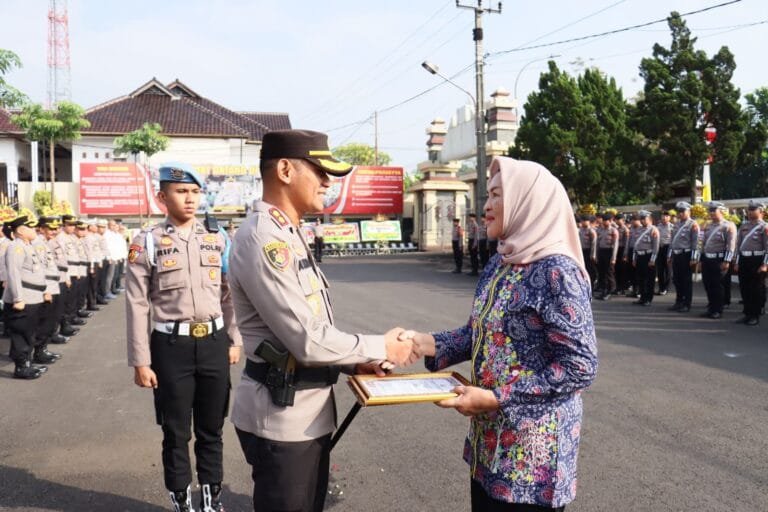 Purna Bhakti, Kapolres Ciamis Beri Penghargaan ke AKP (Purn) Magdalena dan Maman Tardiman