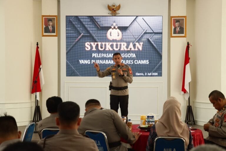 Purna Bhakti, Kapolres Ciamis Beri Penghargaan ke AKP (Purn) Magdalena dan Maman Tardiman