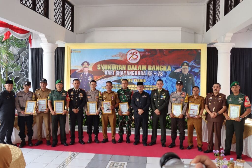 Hari Bhayangkara ke-78, Kapolres Ciamis Beri Penghargaan Tiga Pilar Desa Selamanik