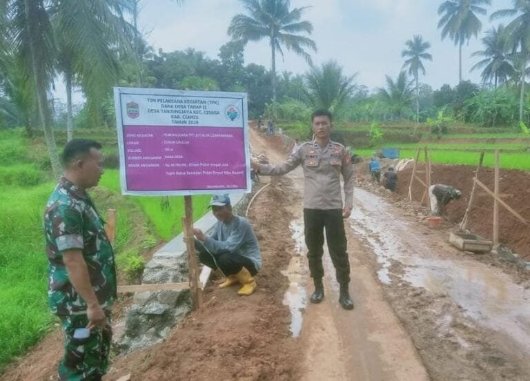 Polsek Cisaga Polres Ciamis Monitoring Pengecoran Jalan Desa Tanjungjaya