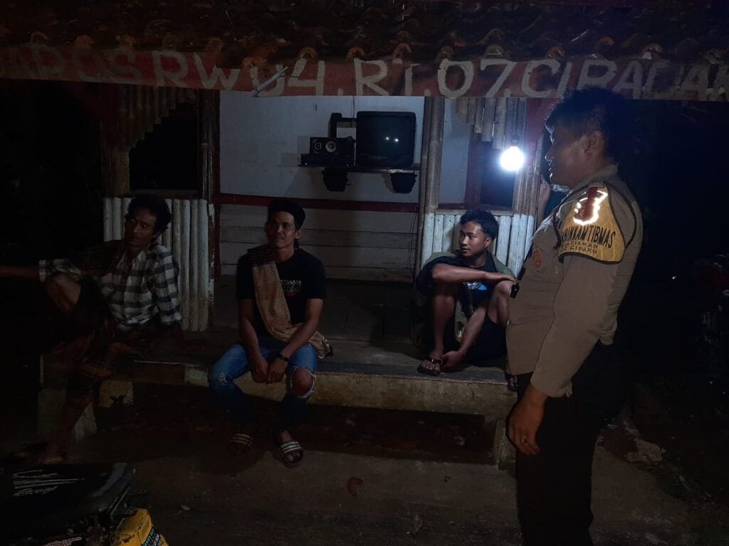 Berikan Rasa Nyaman, Polsek Cipaku Polres Ciamis Patroli Biru di Obvit Hadapi Pilkada Serentak