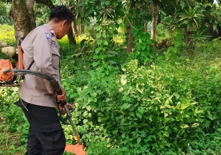 Soliditas Dan Sinergitas TNI-POLRI Melaksanakan Kerja Bakti Bersama Warga Bersihkan Lingkungan