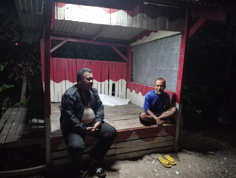 Polres Karawang, Bhabinkamtibmas Aipda Sugianto Desa Kutamekar Melaksanakan Giat Sambang Pos Ronda Cegah Kriminalitas Malam Hari Ke Petugas Ronda Pada Wilayah Desa Kutamekar.