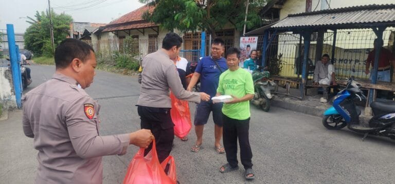 Bhabinkamtibmas Desa Duren Polsek Klari Polres Karawang Hadiri Pemakaman Warga Yang Meninggal