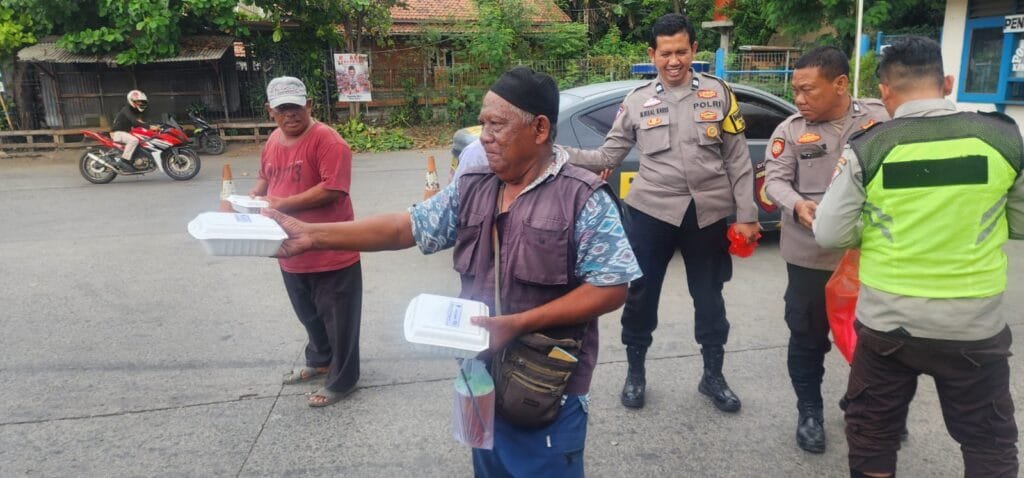 Polsek Klari Peduli, Gelar Jum’at Berkah Bagikan Nasi Kotak Secara Rutin