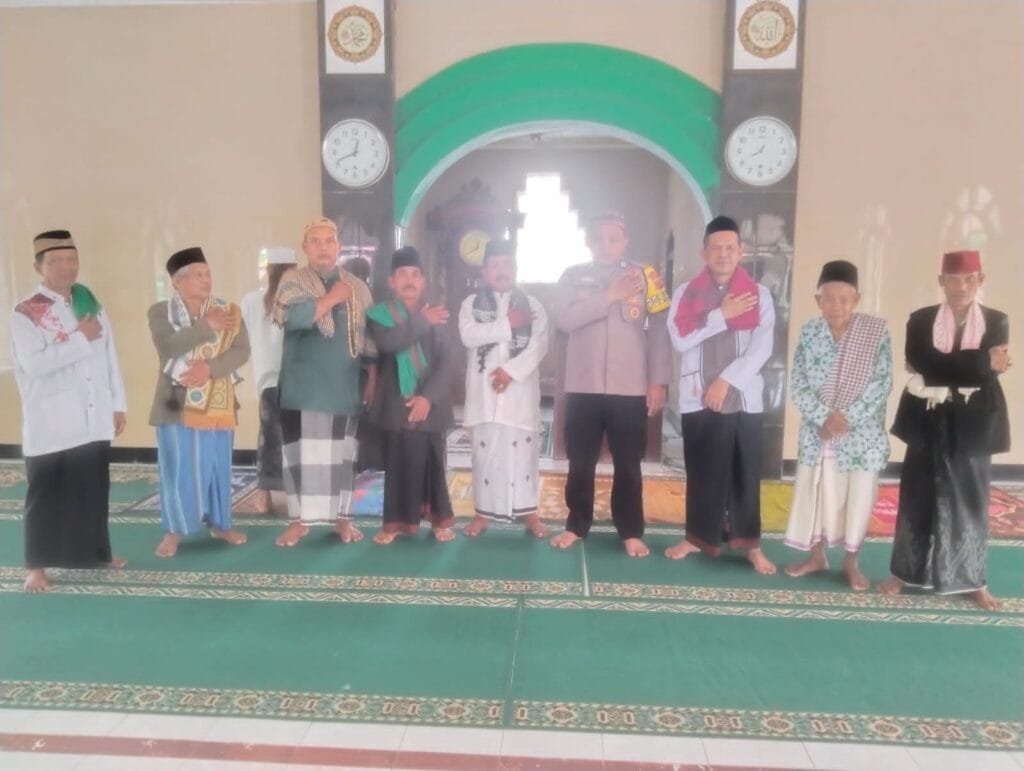 Polres Karawang Anggota Polsek Pakisjaya Lakukan Jum’at Curhat kepada Warga Desa Tanjungbungin Kec. Pakisjaya