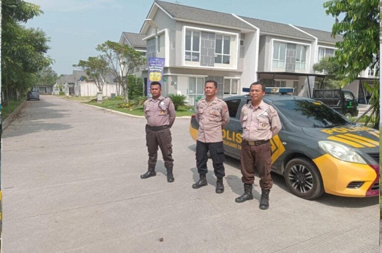 Polsek Polsek Telukjambe Timur Sambangi Mitra Keamanan Perum Cluster Neo Park