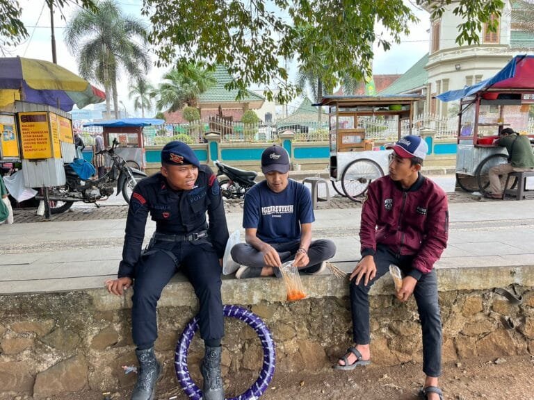 ANGGOTA SAT BRIMOB POLDA JABAR BERIKAN HIMBAUAN KEPADA REMAJA TERKAIT PERGAULAN BEBAS