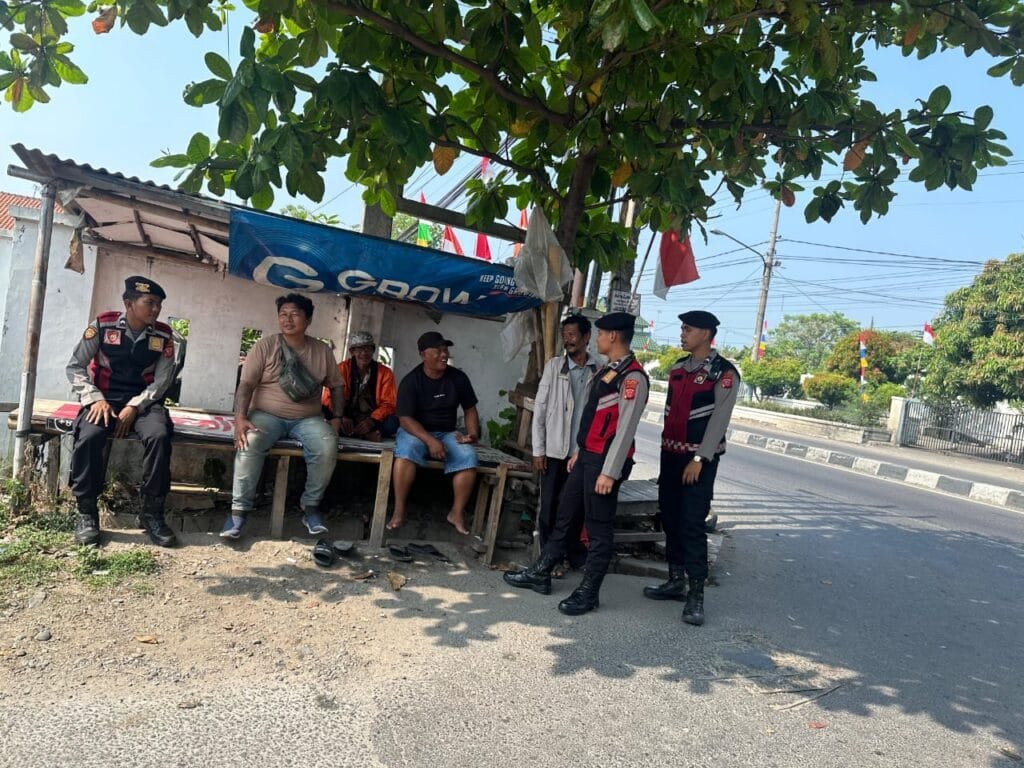 Anggota Sat Samapta Polres Karawang melaksanakan Patroli Perintis Presisi serta Sambangi Masyarakat Di Sekitar Jl Benda Kab. Karawang