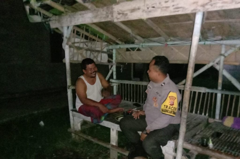 Bhabin Polsek cibuaya monitoring Ronda Malam untuk Pencegahan Gangguan Kamtibmas