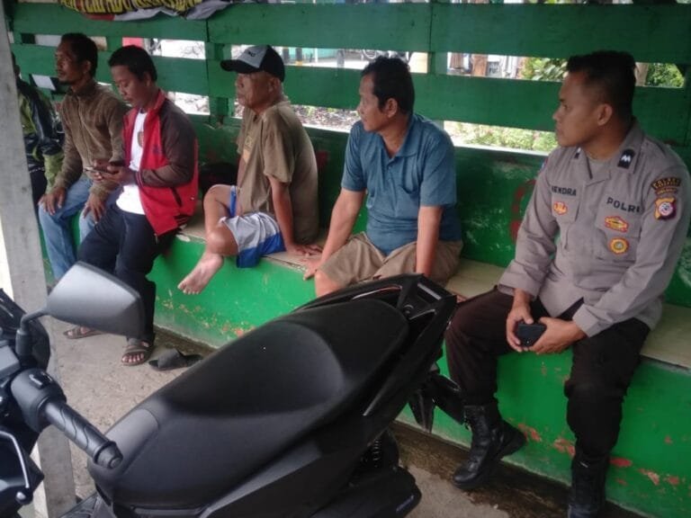 Bhabin Polsek Cibuaya Polres Karawang melaksanakan binluh terkait kamtibmas ke warga masyarakat