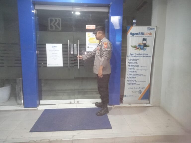 Pastikan Kunci Kantor Bank dan ATM Aman, Dua Personel Polsek Tegalwaru Patroli Malam