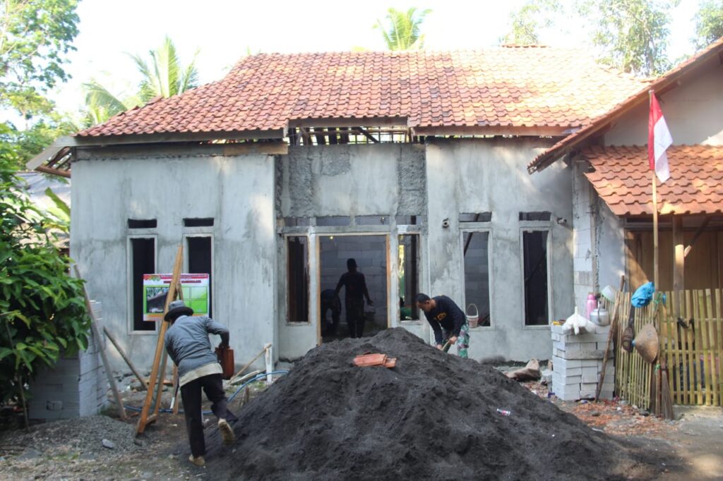 Satgas TMMD Ke- 121 Kodim Tasikmalaya Piawai Gunakan Cangkul untuk Mengaduk Semen dan Pasir 1 IMG 20240814 WA0004