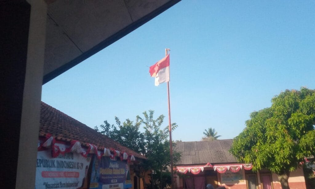 MIRIS , Jelang Perayaan HUT RI ke 79, SDN Sukahaji 1 Sukawening Kibarkan Bendera Merah Putih Yang Rusak dan Kusam
