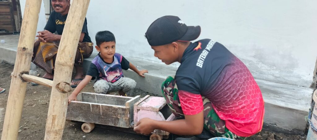 Satgas TMMD ke-121 Kodim 0612/Tsm menghibur anak-anak dengan memperbaiki mainan mobil-mobilan kayu yg sudah rusak 1 IMG 20240817 WA0010