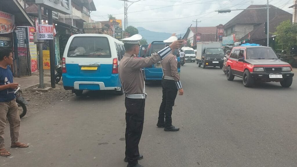 Sore Hari, Kanit Patroli  Polres Sidempuan, Ipda P. Matondang, Lakukan Kegiatan Rutin Pengaturan Lalu Lintas di Jalan Sudirman Sadabuan