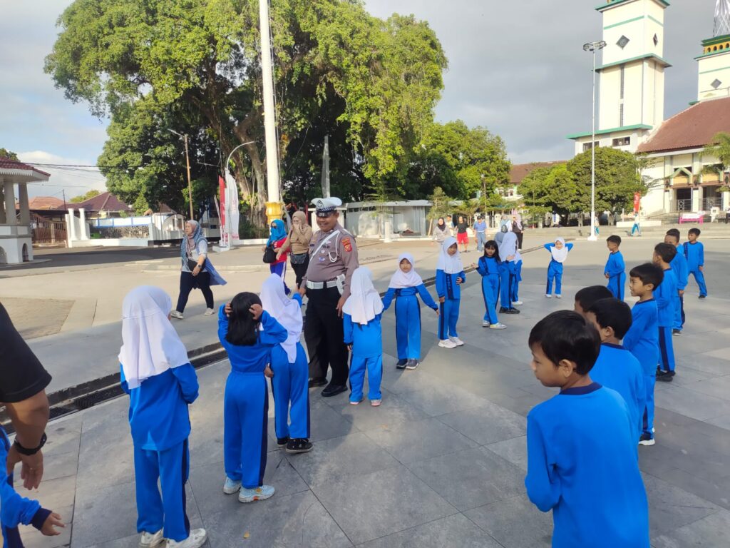 Polres Garut Gelar Dikmas Lantas Polisi Sahabat Anak Dalam Rangka Hari Lalu Lintas Bhayangkara Ke-69 1 IMG 20240910 WA0035