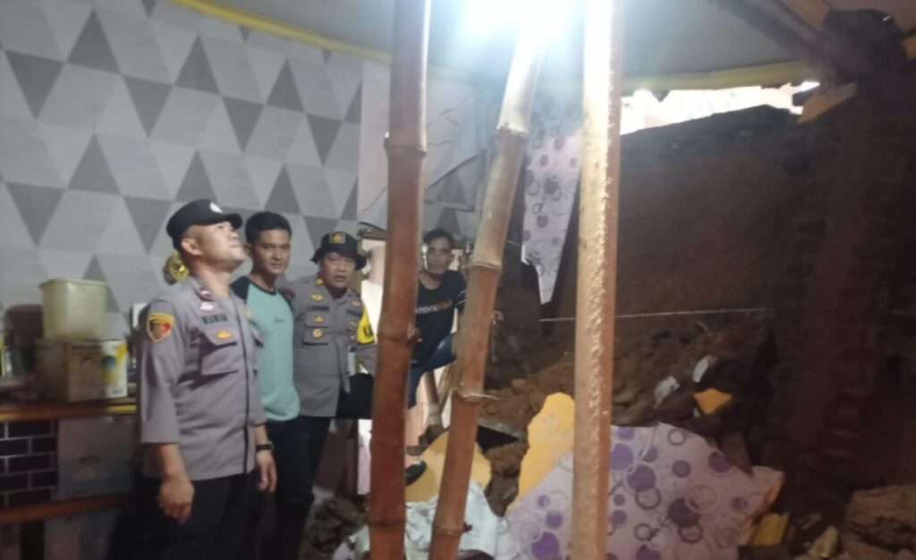 Dua Rumah Tertimpa Longsor Di Desa Sukanagara 1 IMG 20240911 WA0098