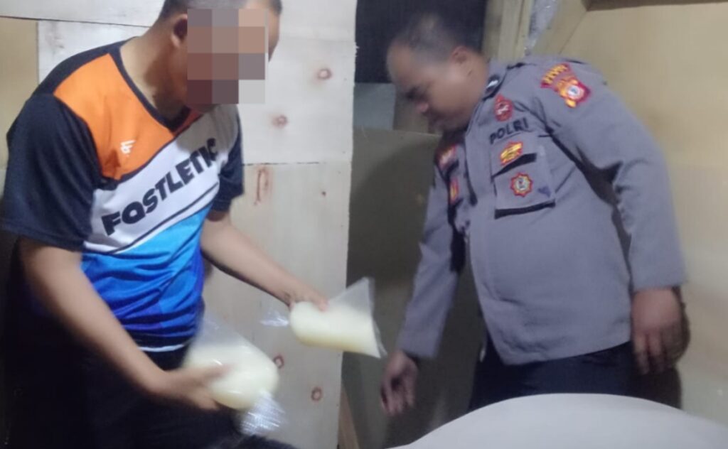 Polsek Leles Amankan 15 Bungkus Plastik Berisi Miras Ciu Dalam Operasi KRYD 1 IMG 20240918 WA0021