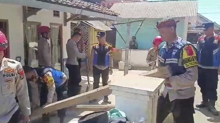 Respon Cepat, Polres Garut Bantu Bersihkan Puing-Puing Pasca Gempa di Pasirwangi 1 IMG 20240919 WA0014