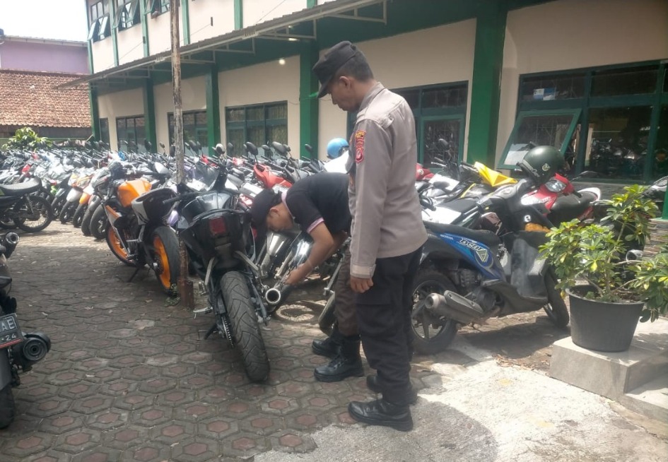 Polsek Leles Polres Garut melaksanakan operasi penertiban knalpot yang tidak sesuai dengan spesifikasi teknis / Brong tersebut untuk memberikan keamanan dan kenyamanan masyarakat. Jumat (27/09/2024). 1 IMG 20240927 WA0040