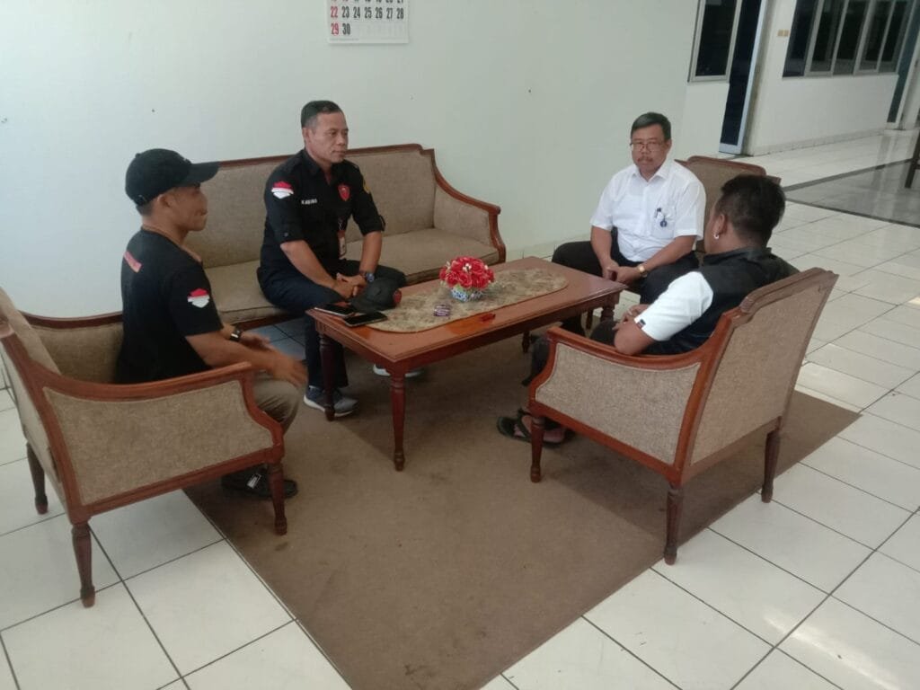 Silaturahmi; Sambutan Hangat Kabag Umum Pasar Induk Caringin Bpk.Encep Kepada Wartawan.