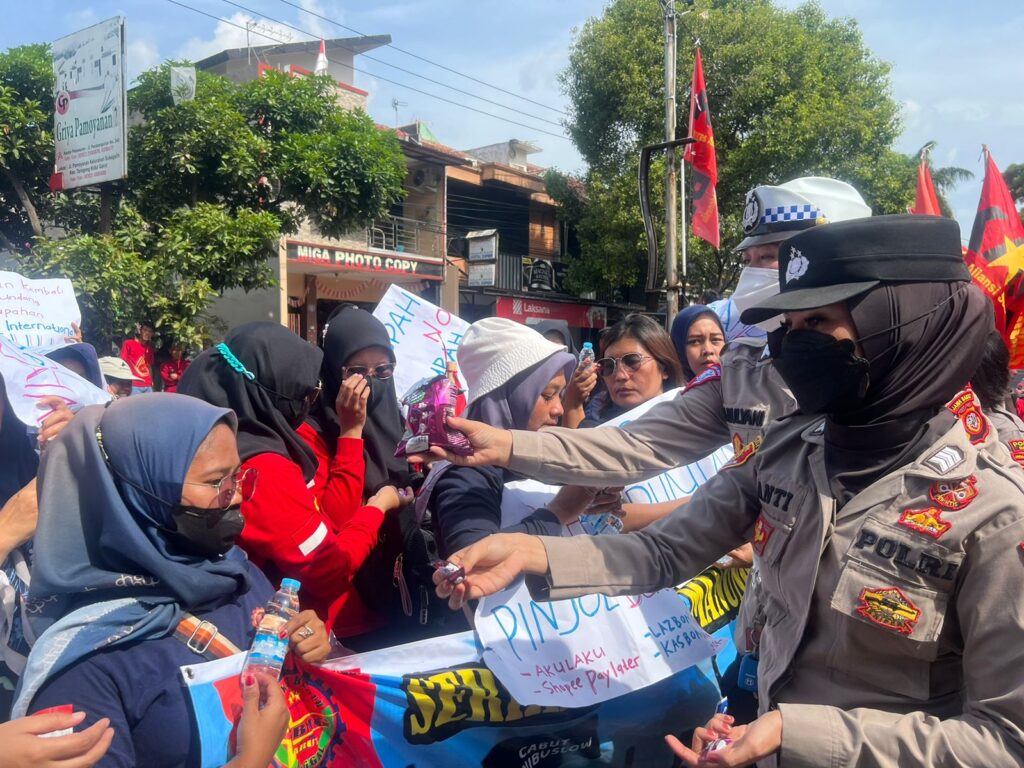Humanis Dalam Pengamanan Unras, Polisi Bagikan Air Minum 1 IMG 20241001 WA0066