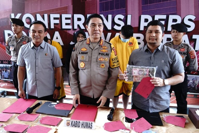 POLDA JABAR UNGKAP KASUS DUGAAAN TINDAK PIDANA PERJUDIAN ONLINEPOLDA JABAR UNGKAP KASUS DUGAAAN TINDAK PIDANA PERJUDIAN ONLINE