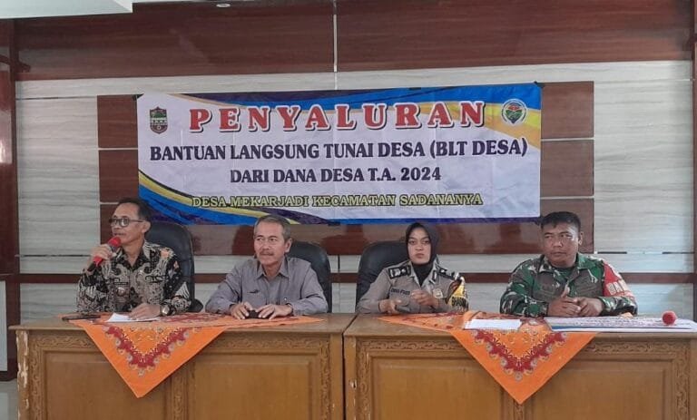 Polsek Ciamis Polres Ciamis Siagakan Personel Pengamanan Distribusi BLT DD di Desa Mekarjadi