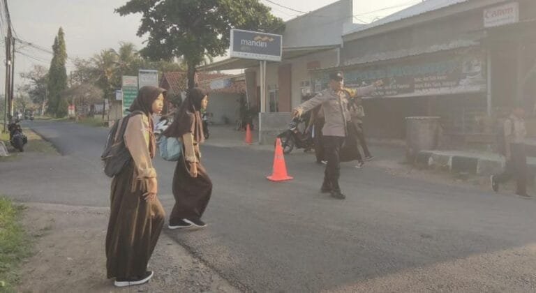 Bantu Anak Menyebrang, Polsek Lakbok Polres Ciamis Pelayanan Masyarakat di Depan Sekolah