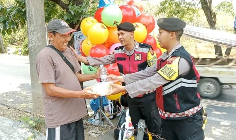 Polisi Bagikan Makanan Sehat Gratis Kepada Masyarakat