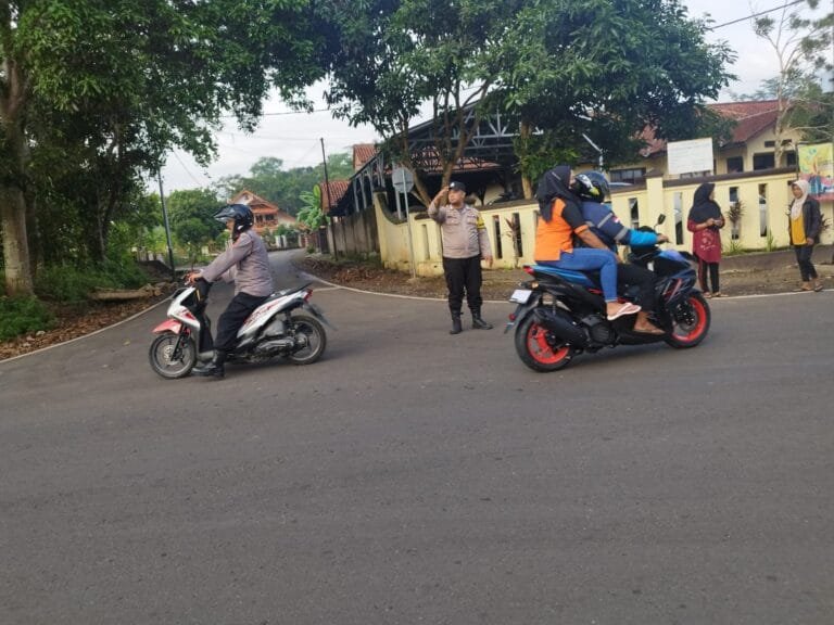 Pelayanan Masyarakat, Polsek Cijeungjing Polres Ciamis Bantu Anak Menyebrang di Area Sekolah
