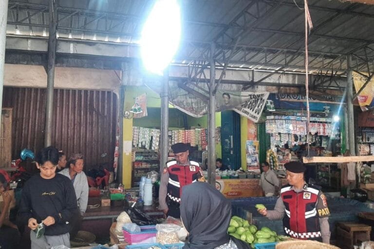 Cegah Penimbunan Bahan Pokok, Sat Samapta Polres Ciamis Patroli di Pasar Subuh Ciamis