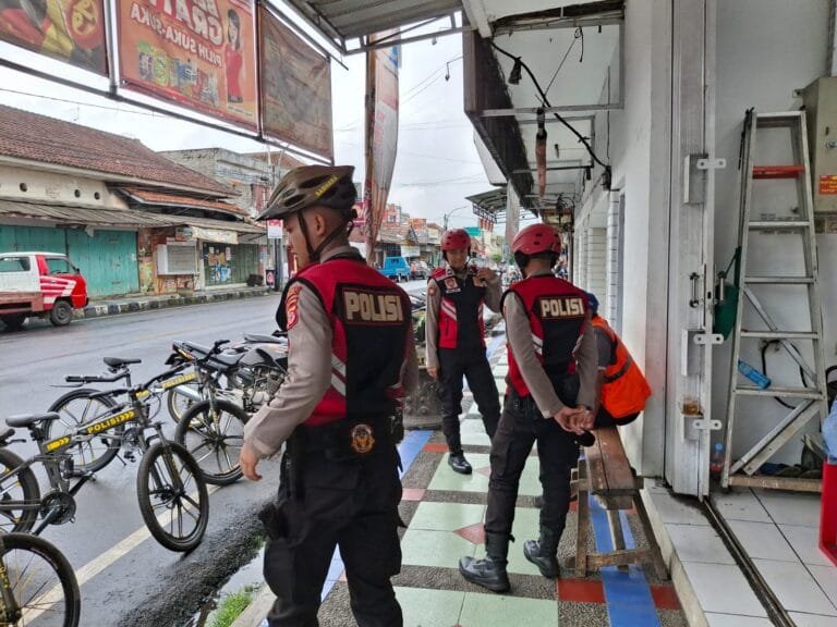 Patroli Bersepeda Sat Samapta Polres Ciamis Siaga di Alun Alun Ciamis